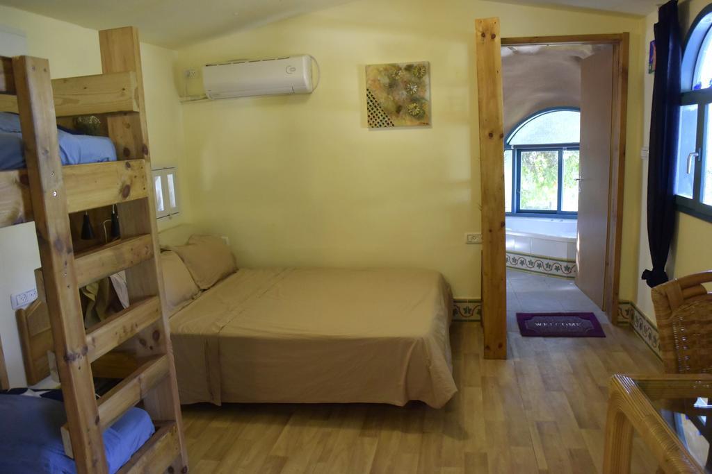 Dutch Farm Israel Bed & Breakfast Sede Zevi Exterior photo